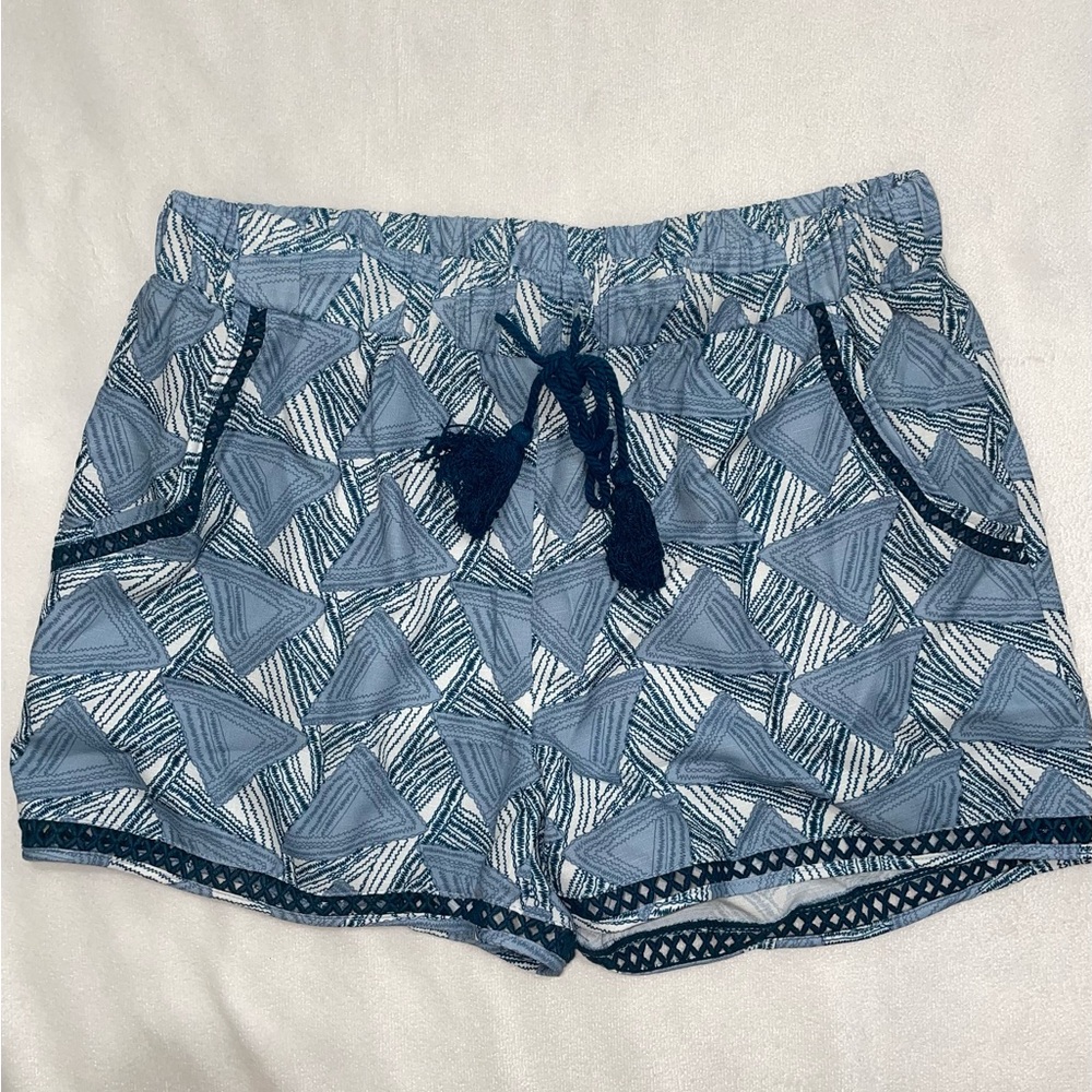Doe & Rae Size M blue and white shorts